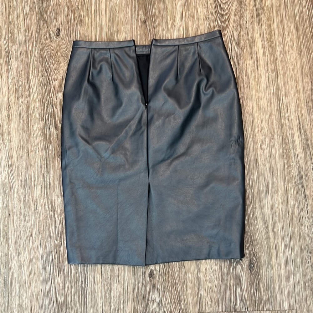 Tommy Hilfiger size 2 faux leather gray skirt - Picture 4 of 5